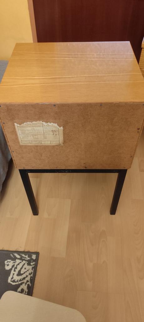 Retro kozmeticky a nočný stolík, 