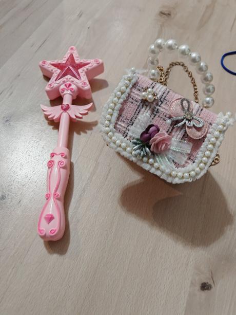 Čarovná palička a kabelka pre malú slecnu, 