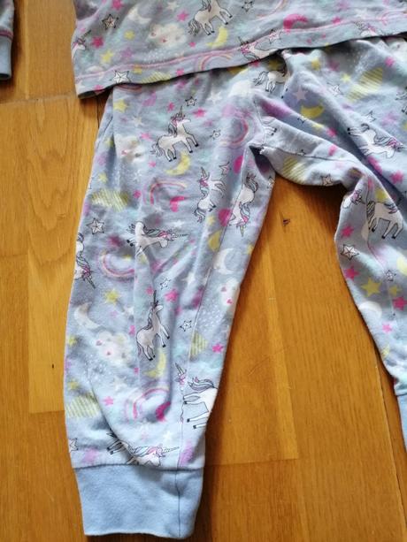 Jednorožcové pyžamo, tu,98