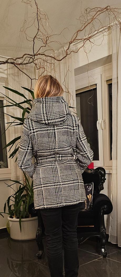 Kabát čiernobiely s kapucňou, amisu,40