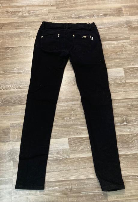 Čierne rifle veľ.l-29,majú zlaté zdobenie, l