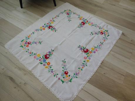 Obrus ručná výšivka top top stav, 143 x 123 cm,, 