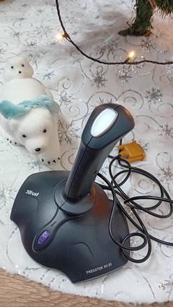 Yoistick trust predator sv 85, 