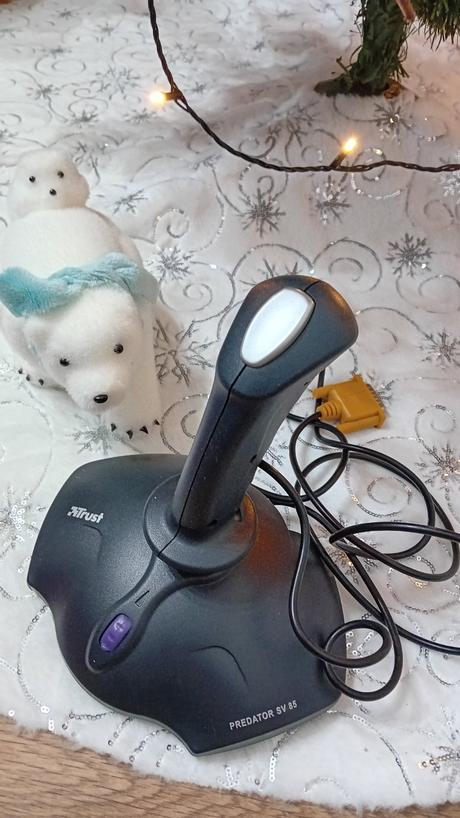 Yoistick trust predator sv 85, 