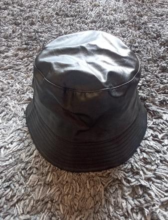 Kožený klobúk, 56