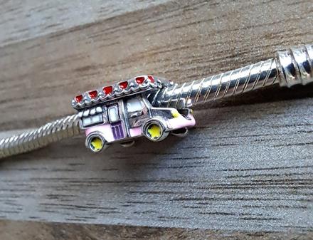 Prívesok ružový karavan, 