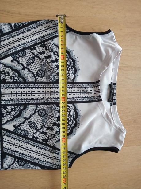 Elastické vzorované šaty, s