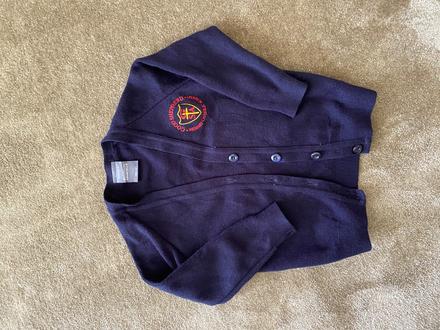 Tmavomodry svetrik, 110