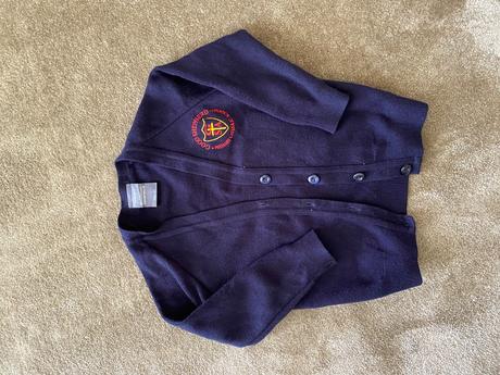 Tmavomodry svetrik, 110