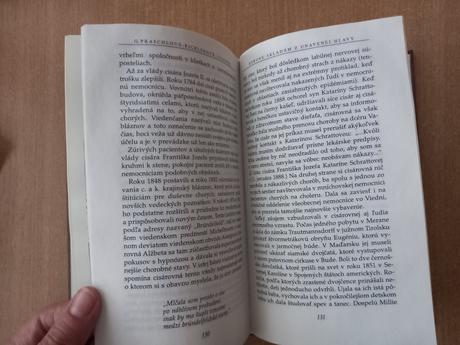 Sissi korunu skladám z unavenej hlavy praschlová,