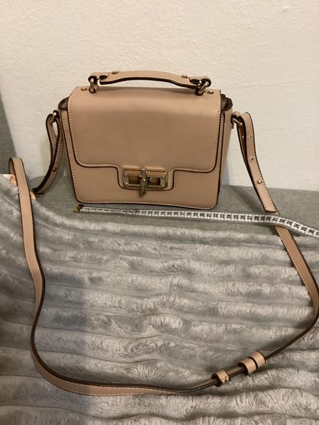 Kabelka s kovovým prvkom,