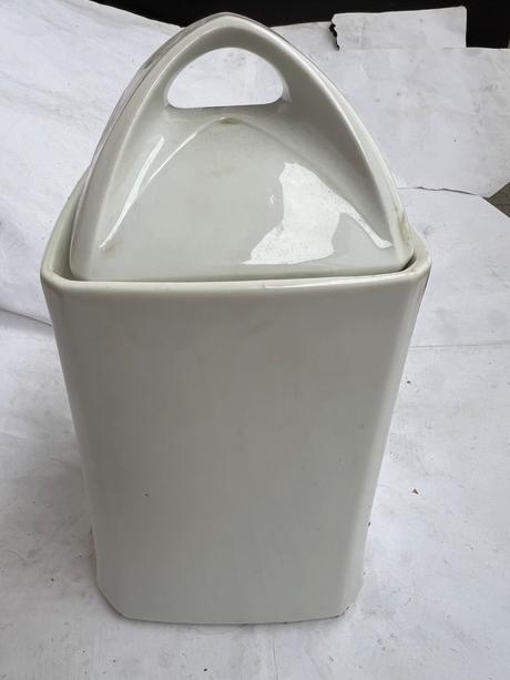 Starozitna reis velka porcelanova korenicka doza, 