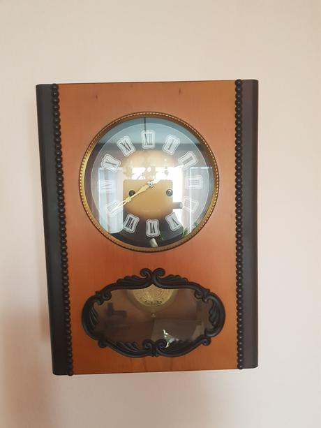 Nástenné mechanické kyvadlové hodiny,