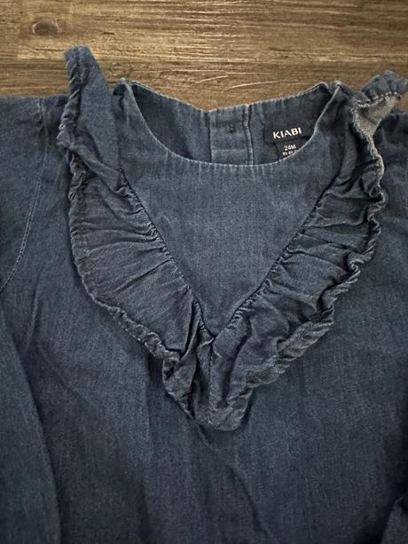 Šaty s volánom, 92