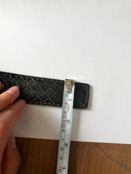 Grafitový kožený opasok s razeným pleteným vzorom,