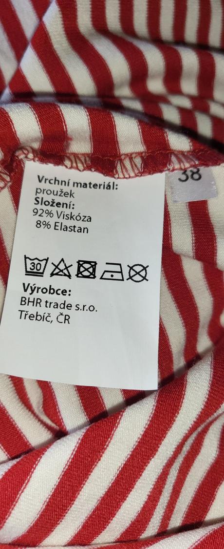 Červené prúžkované šaty, 38