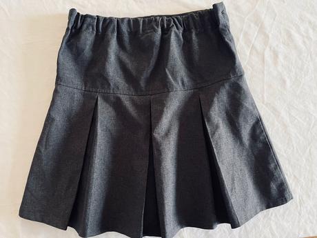 Tu sivá skladaná sukňa vel.122, tu,122