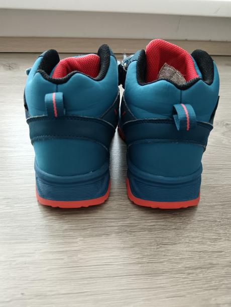 Nepremokavé topánky, 33