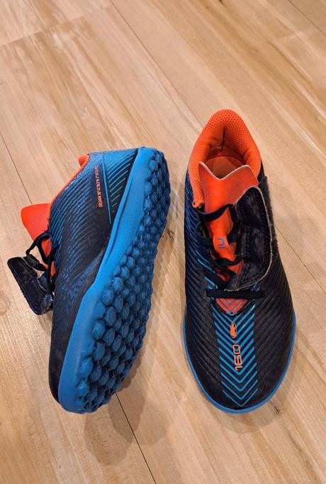 Kopačy turfy (decathlon), 34