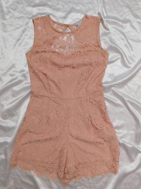 Velmi pekny čipkovany overal,pudrovej farby,s podš, amisu,38