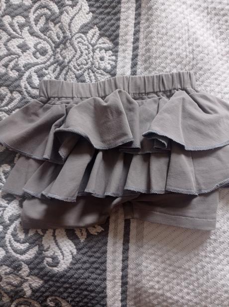 Krátke nohavice s volanmi, 98