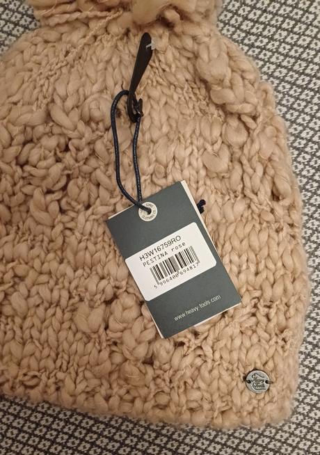 Tepla zimna ciapka nova s visackou,