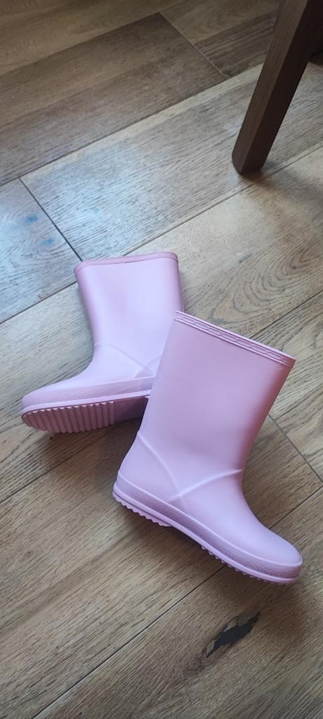 Ružové gumáky, nelli blu,33