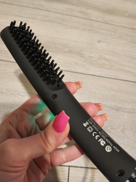 Malá výhrevná kefa pre pánov na brady, 