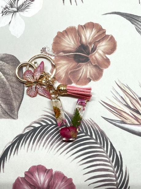 Ručne vyrobené živicové kľúčenky, 