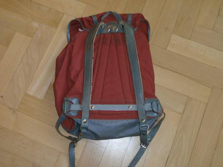 Červený retroruksak, 