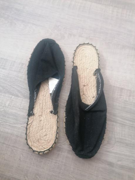 Čierne šľapky, 36