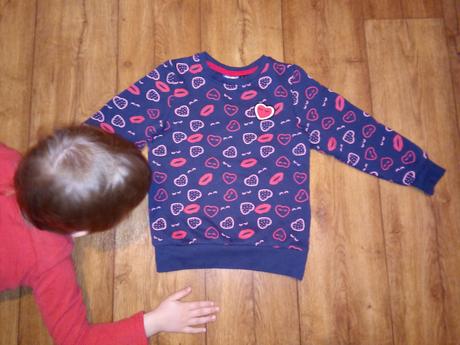 Tmavomodra srdieckova mikina 98/104 nová, lupilu,104