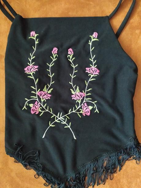 Vysivane tricko s holym chrbtom, s