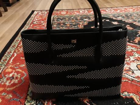 Čierna kožená kabelka,