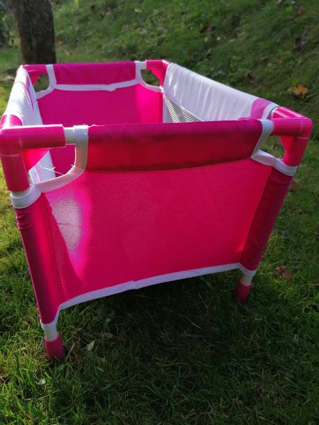 Postieľka s bábikou, 