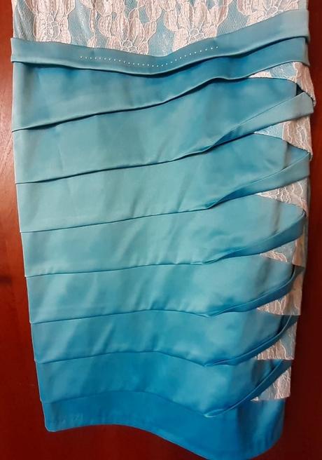 Veľmi pekné spoločenské šaty, 46