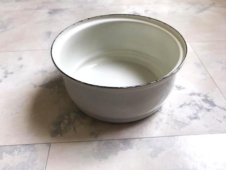 Smaltovaný kastról s prikrývkou, 