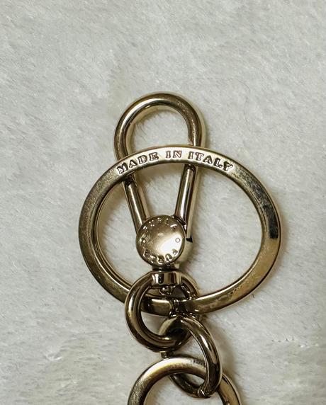 Kovový baklažánový prívesok zn. furla originál, furla