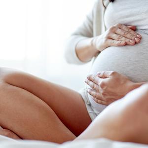 Budem mať nárok na materskú dávku pri druhom tehotenstve, keď zamestnávateľ ruší firmu k 31. 12. 2025?