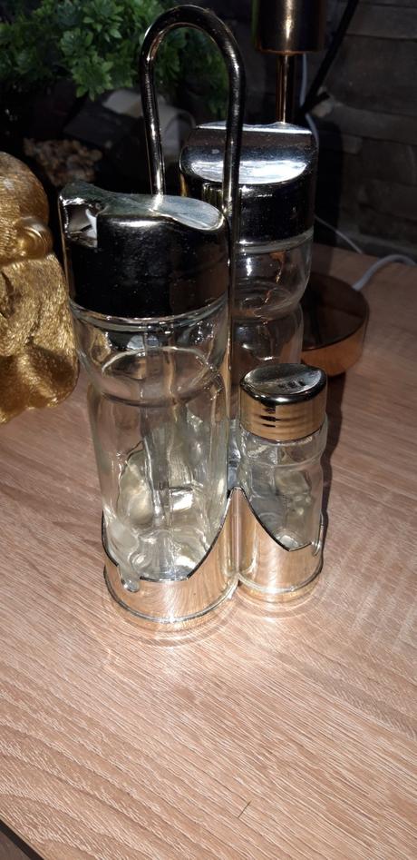 Sklenená soľnička s koreničkou,