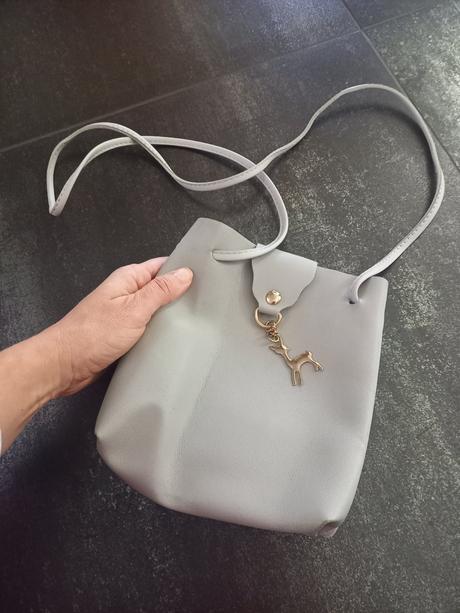 Mala seda kabelka zo srnkou, 