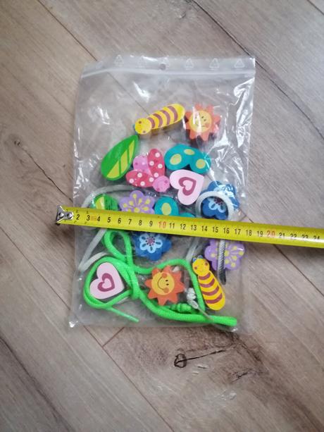 Navliekanie veľkých koralok, motýľ, lienka, kvety, 