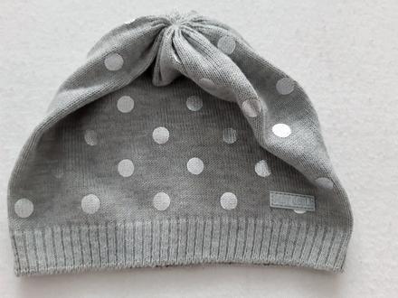 Čiapka so striebornými guličkami, 104