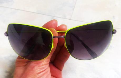 Okuliare s neónkovým rámom,