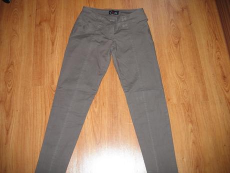 Dievčenské hnedé rifle, 146