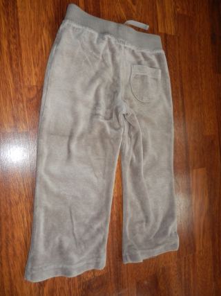 Zamatové tepláčky, 98