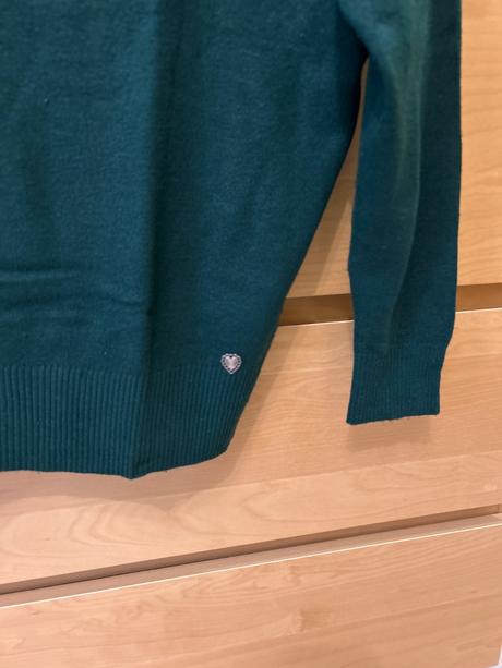 Pulóver so zipsami a ozdobnými plieškami, l