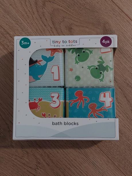 Kocky, kniha, nálepky, podložka,