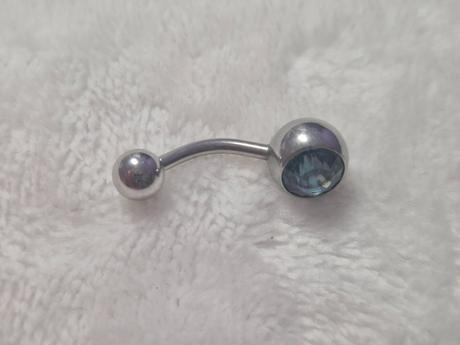 Piercing do pupku,