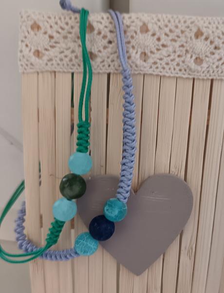 Pletený náramok z drahých kameňov a polodrahokamov,